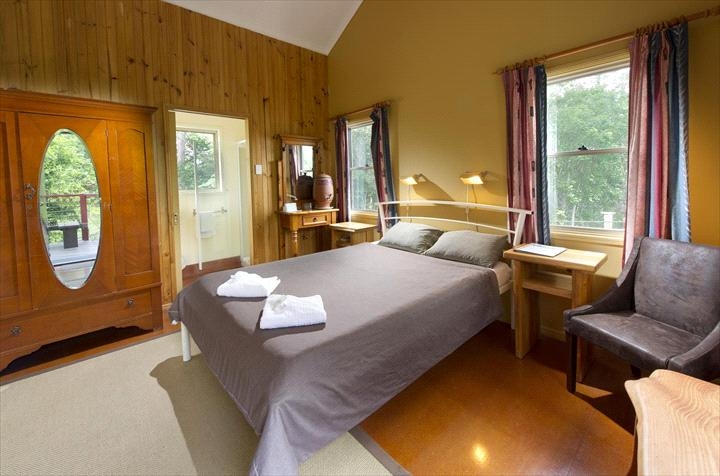 Glasshouse Mountains Eco-Lodge